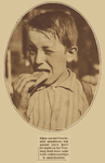 870097 Portret van een jongetje dat een ijsco eet op de Vredenburgmarkt te Utrecht.